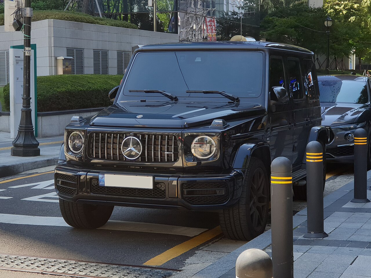 국내 도로 위 옵시디언 블랙 메르세데스-AMG G63 측면