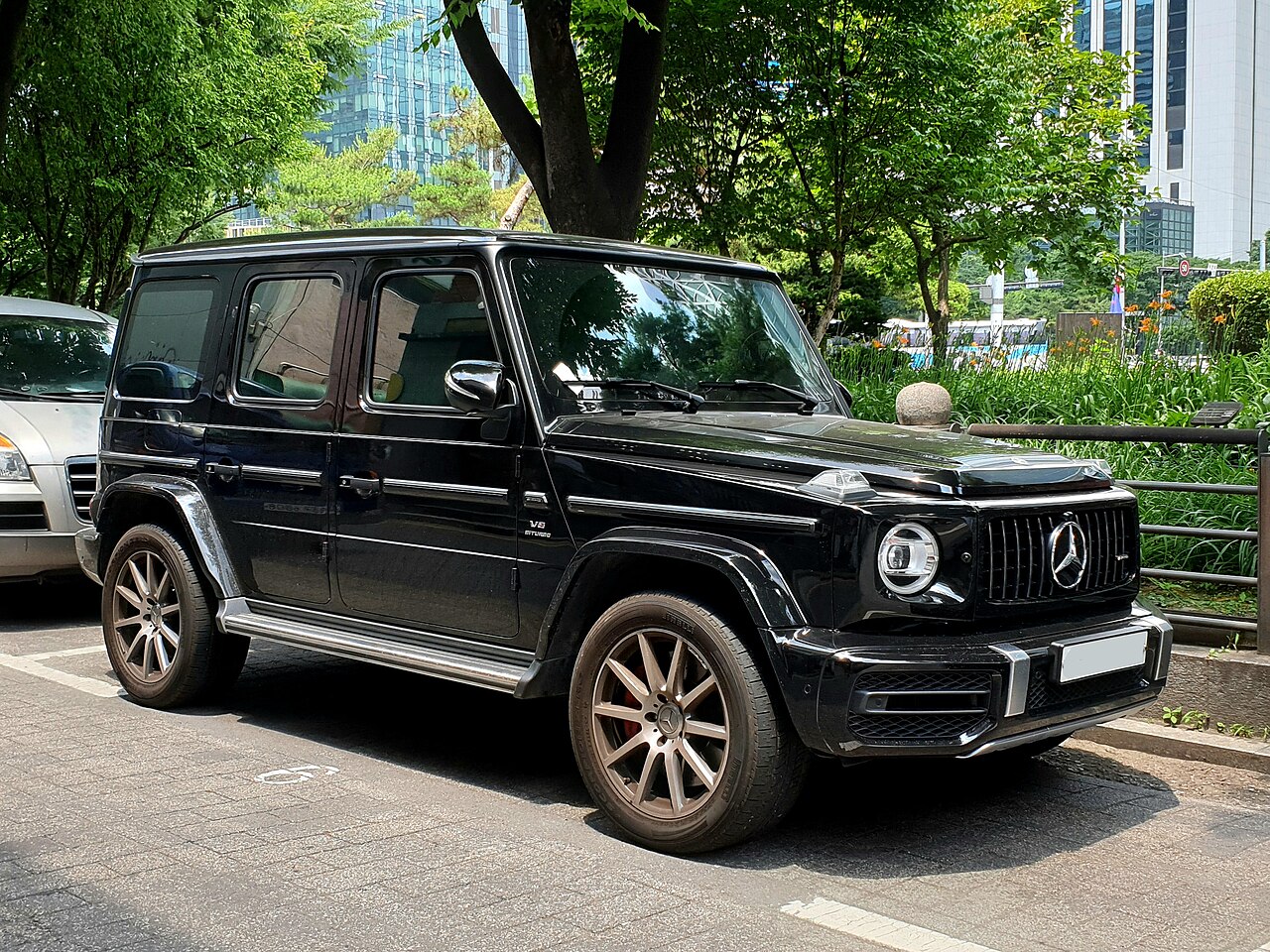 서울에서 촬영된 메르세데스-AMG G63 블랙 컬러 차량