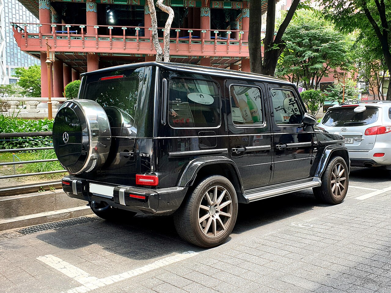 서울 도심에서 포착된 메르세데스-AMG G63 후면 모습