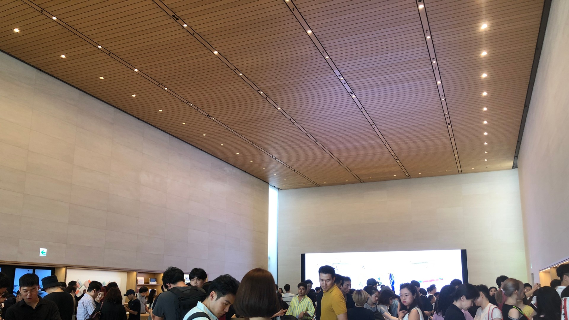 애플스토어 가로수길에서 아이폰 듀오를 체험하는 모습