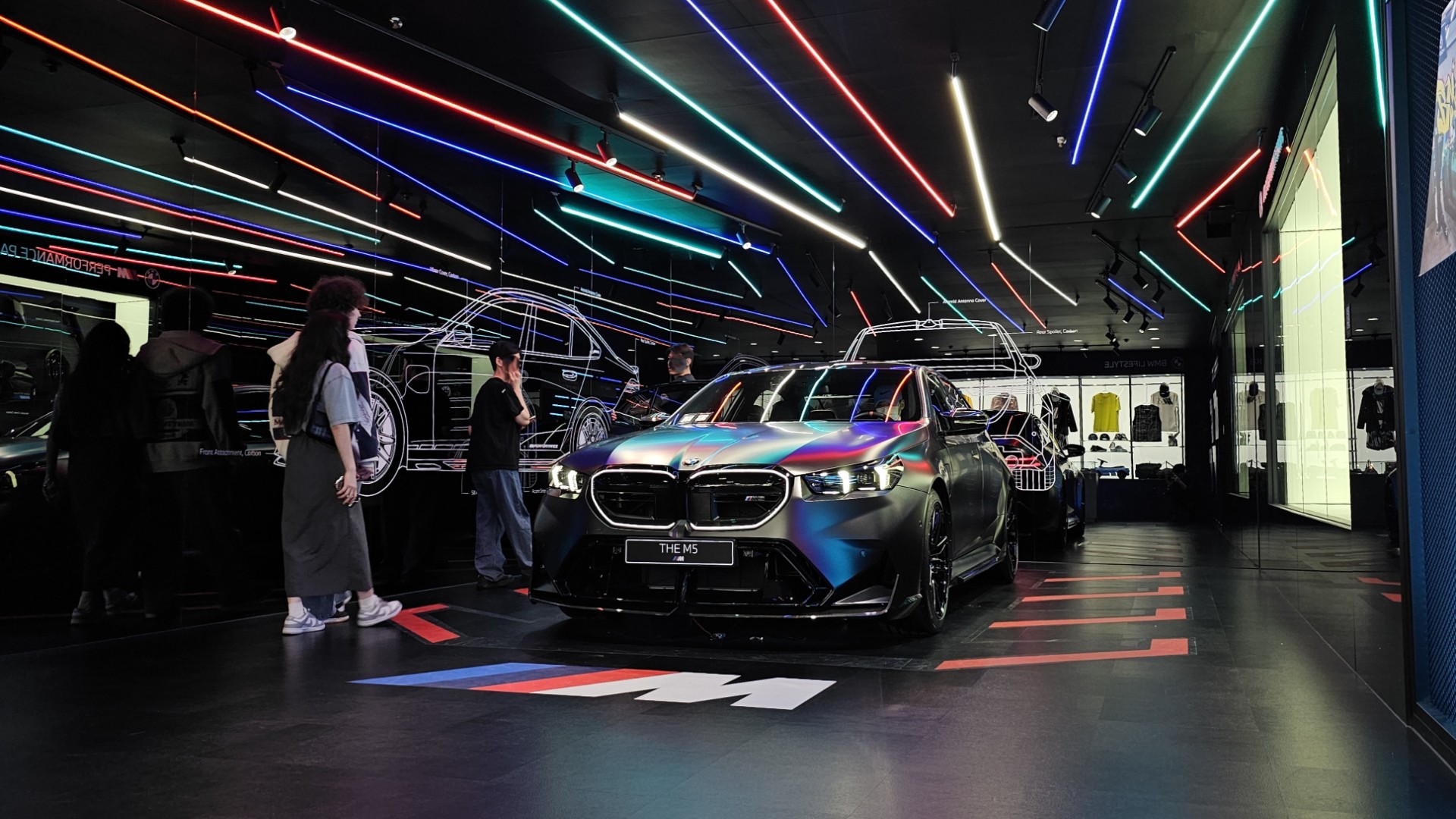 서울모빌리티쇼에 전시된 BMW G90 M5, 렉서스 ES 전기차의 프리미엄 세단 경쟁 모델