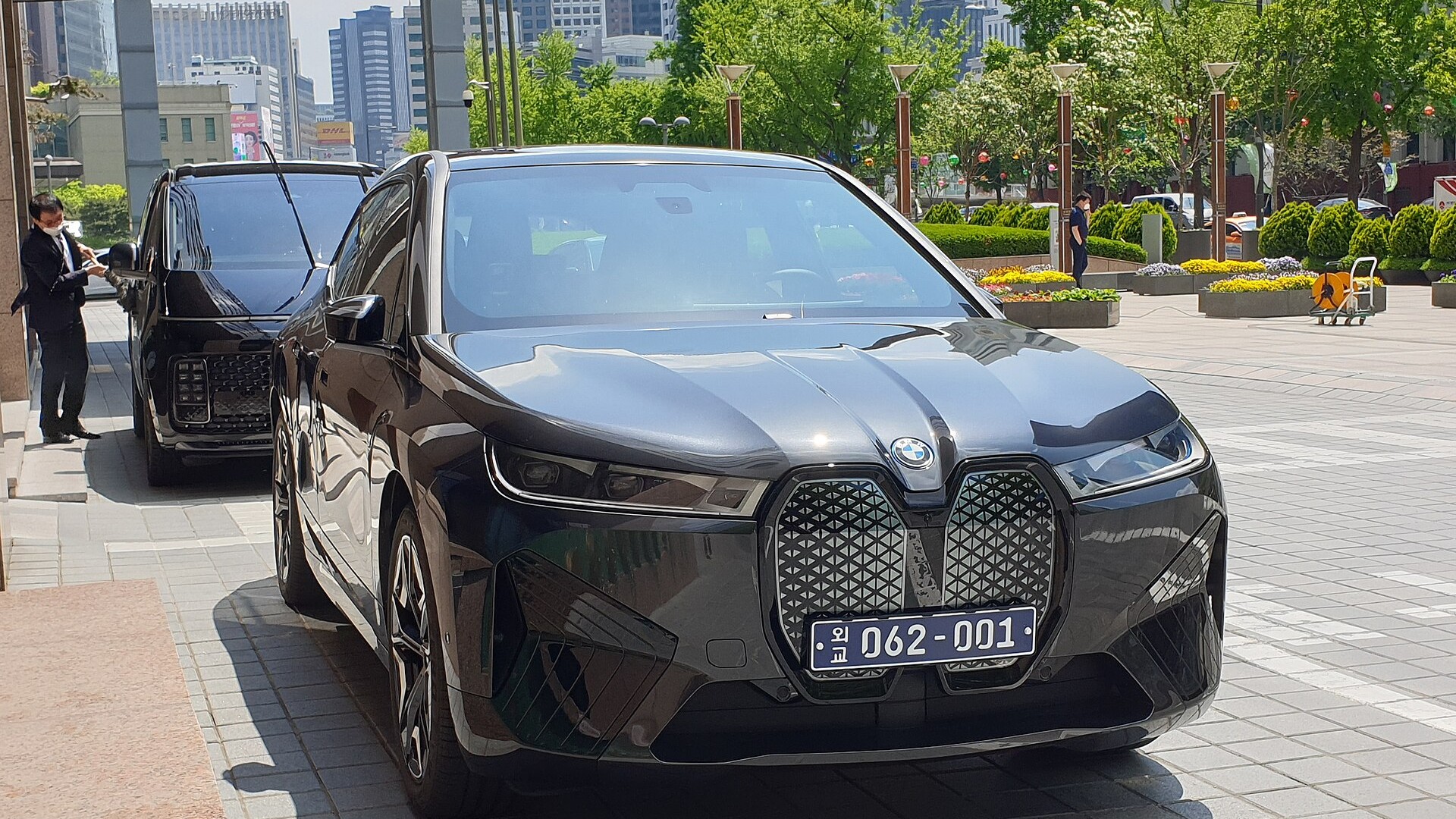 한국에서 포착된 BMW iX 전기 SUV