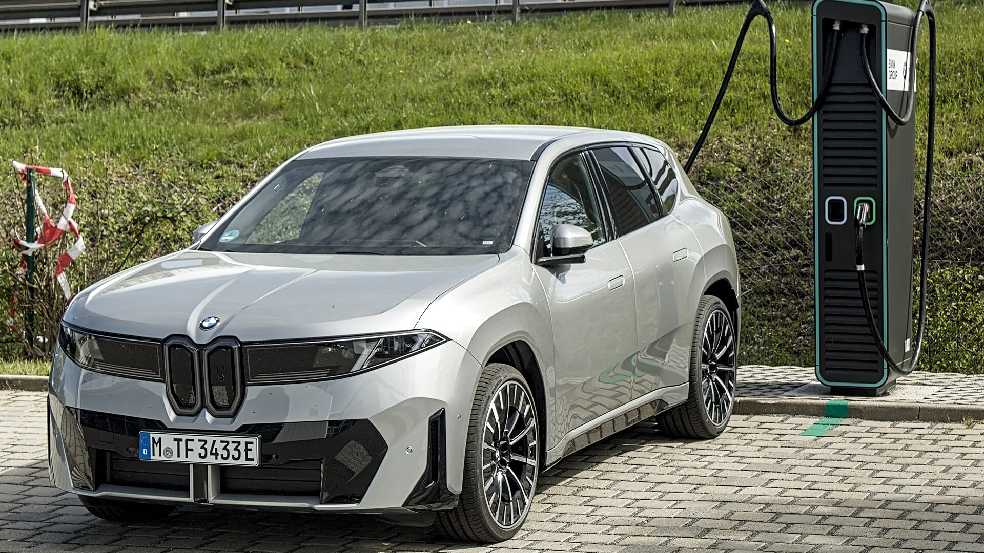 BMW iX3 주행 모습, 노이어 클라쎄 첫 양산차