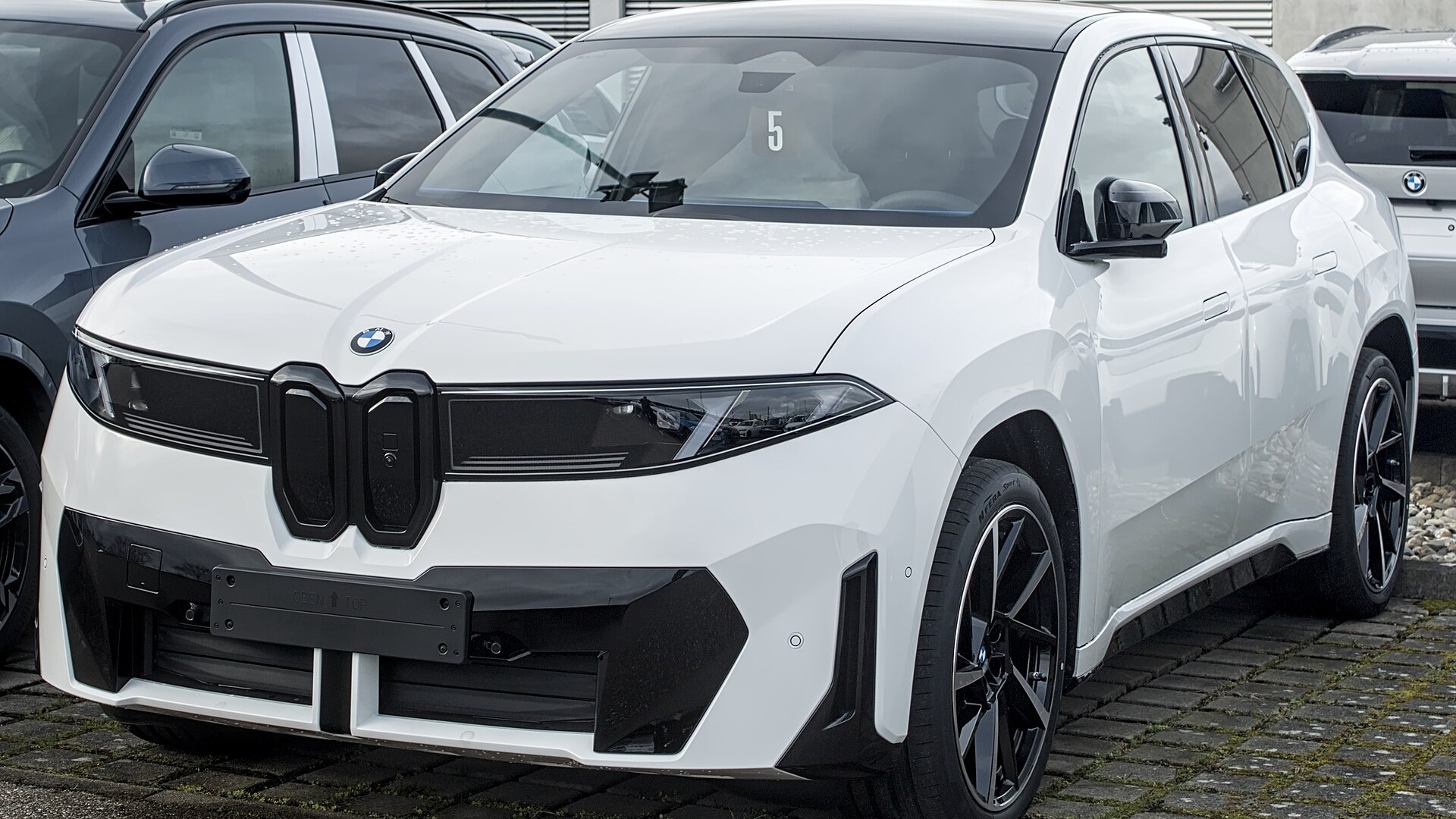 BMW iX3 국내 출고 예정 모델 외관