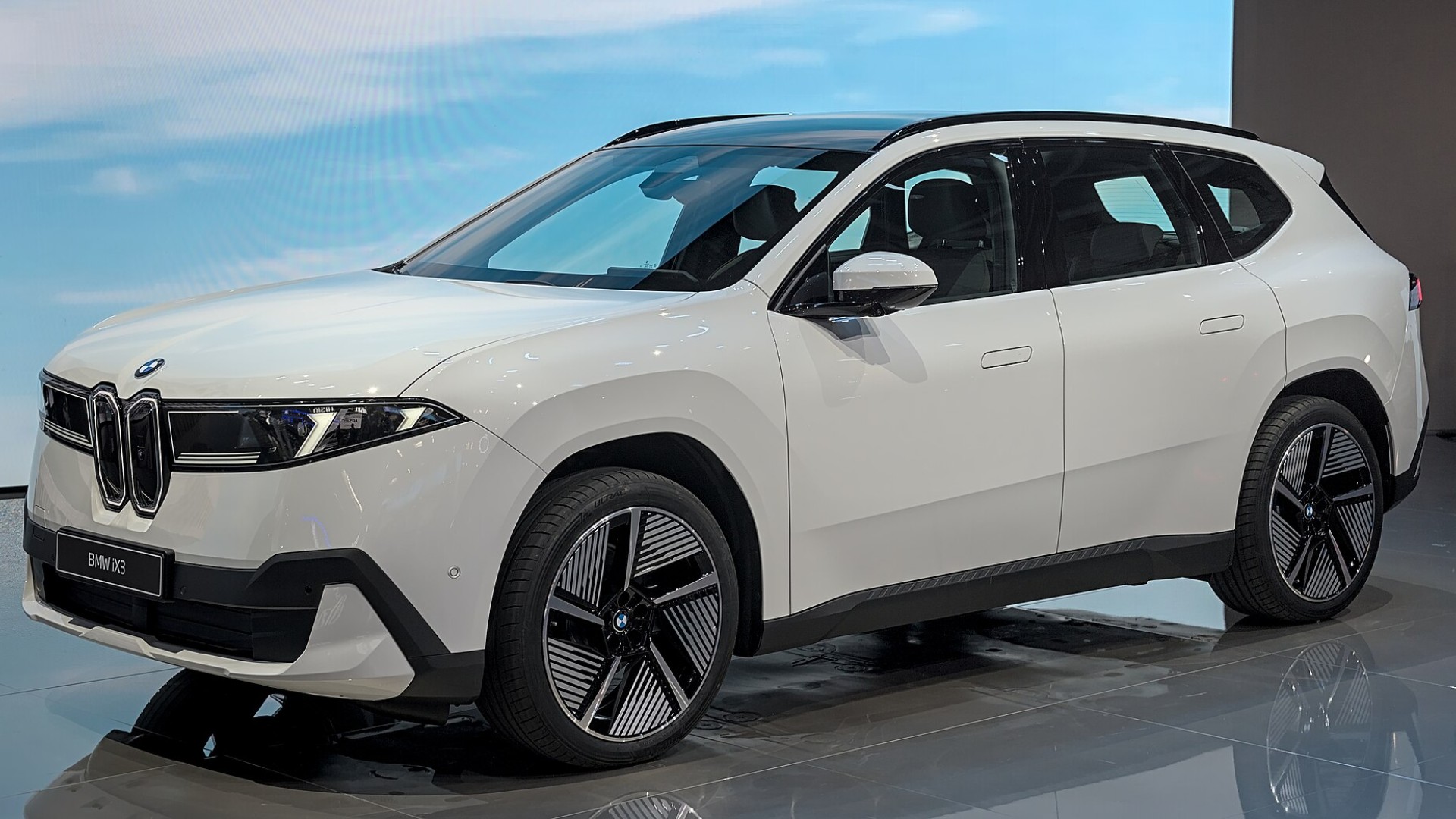 BMW iX3 전면 디자인, 국내 사전예약 2000대 돌파한 전기 SUV