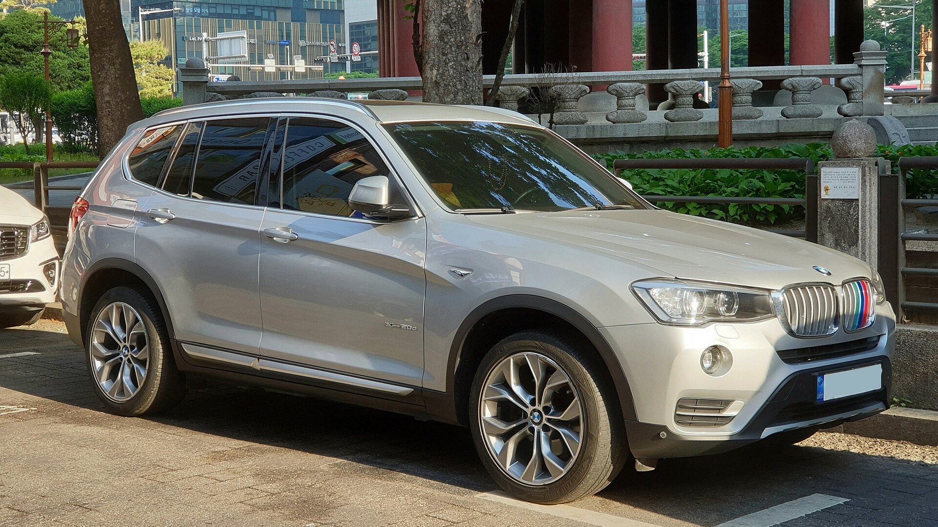 국내에서 운행 중인 BMW X3, 프리미엄 중형 SUV 시장의 경쟁 모델