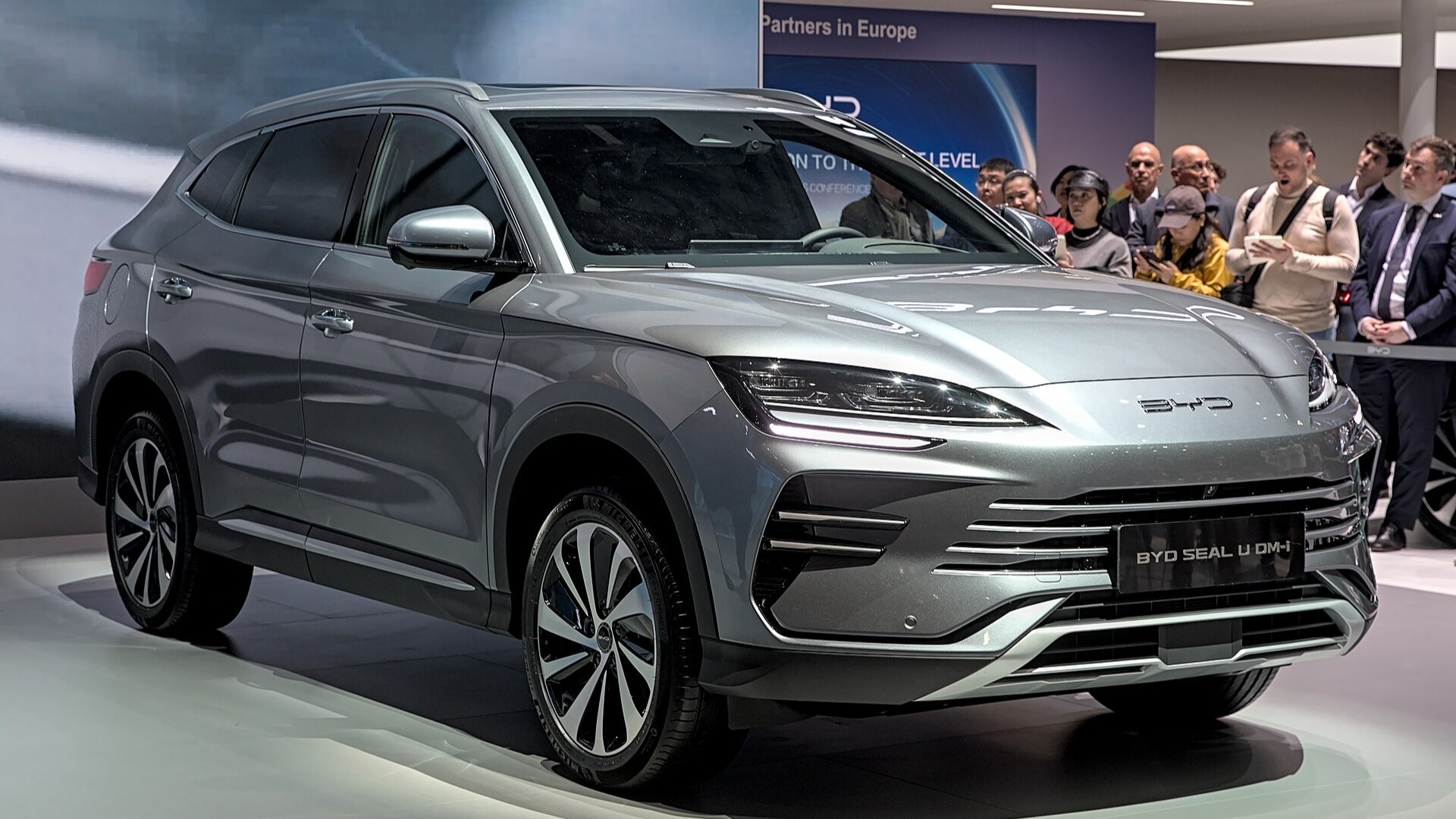 모터쇼에 전시된 BYD 씨라이언6 DM-i, 해외 촬영본