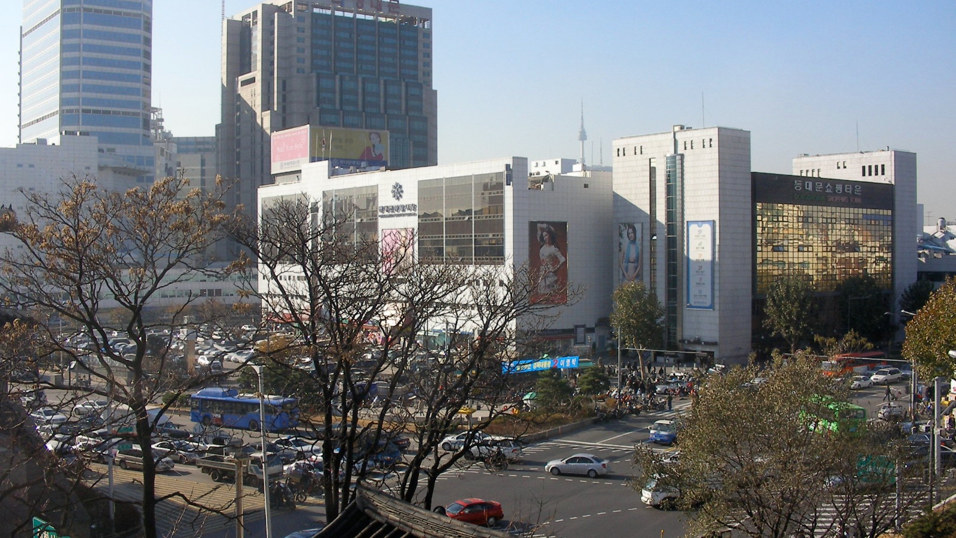 동대문 의류 시장 전경, 무신사 상장과 맞물린 한국 패션 유통 산업