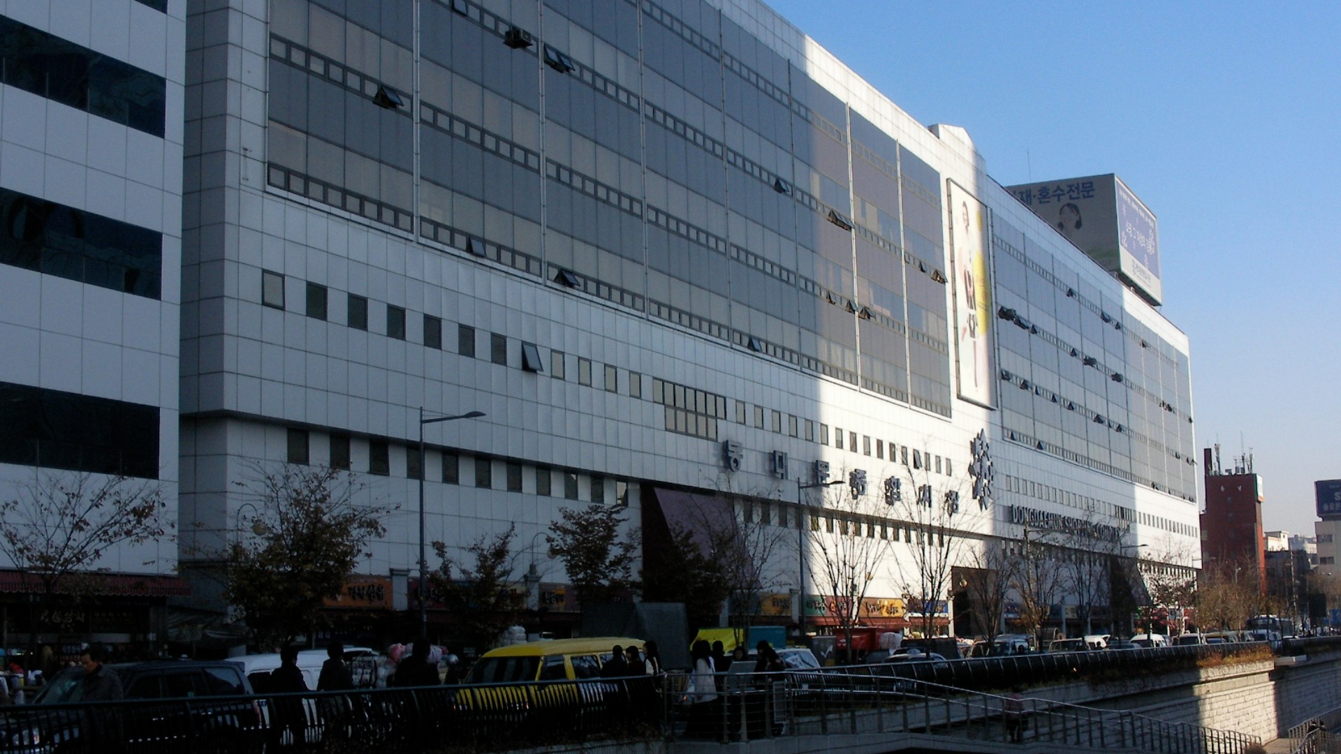 동대문 패션타운 거리, 무신사 스탠다드 오프라인 확장과 맞닿은 의류 상권