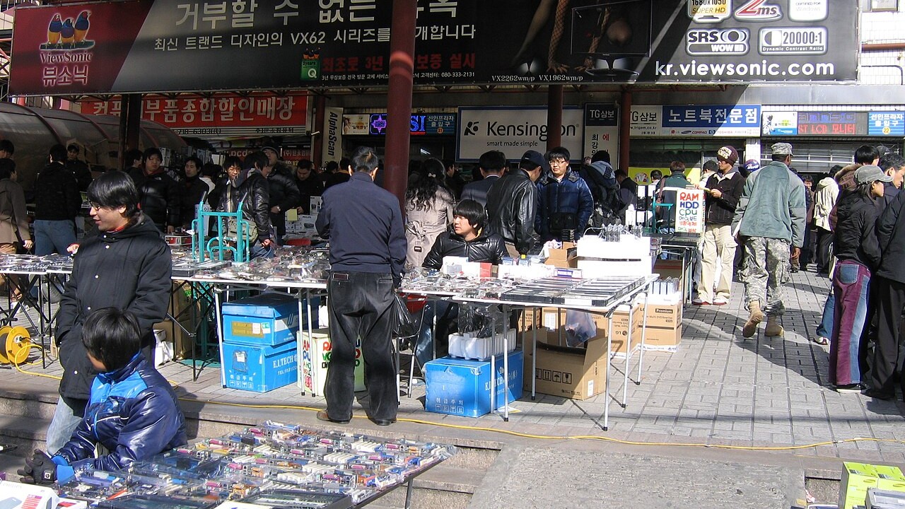 서울 용산전자상가 내부에서 스마트폰을 둘러보는 모습