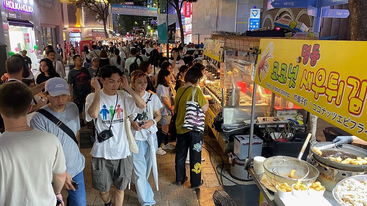 서울 명동 거리 야경, 활기찬 도심 분위기