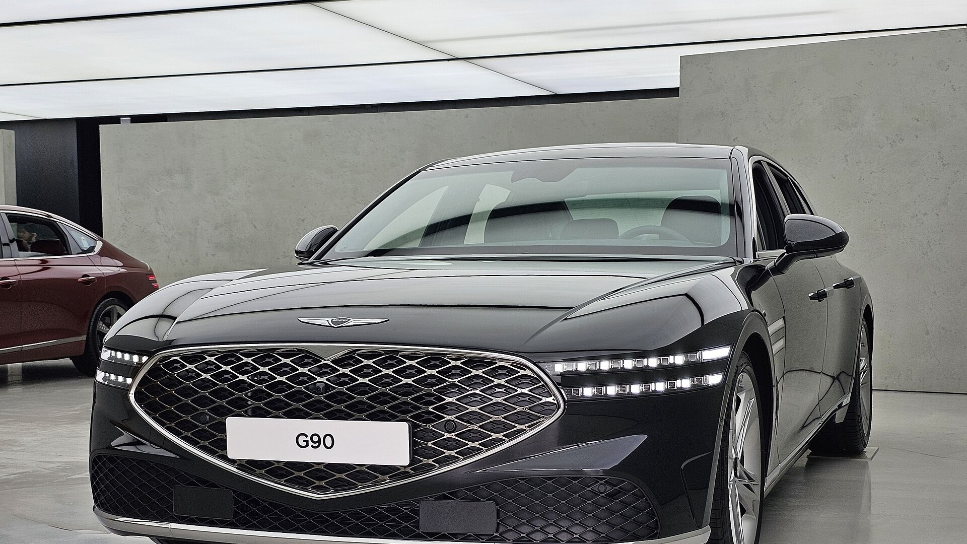 제네시스 강남 전시장의 G90 RS4 마우이 블랙 세단, 국산 플래그십 세단의 현재 가격대