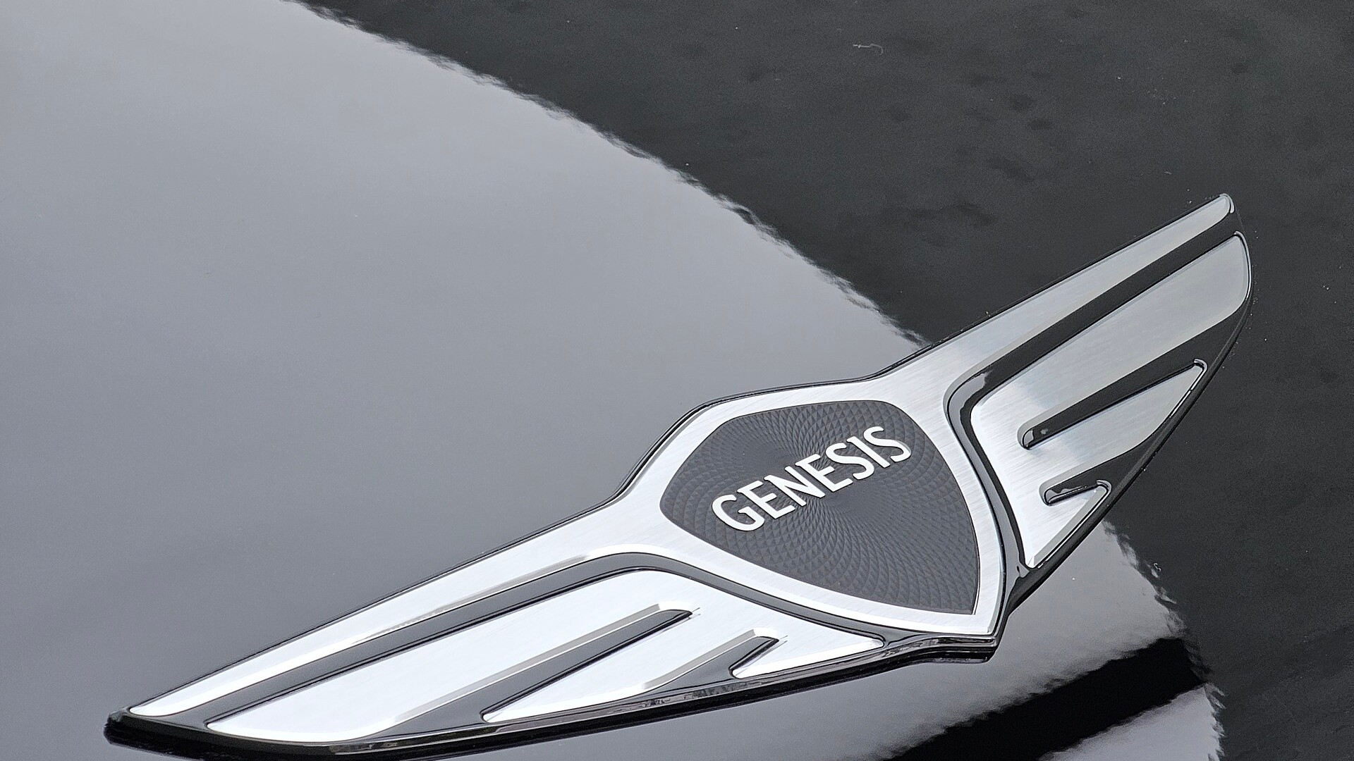 제네시스 강남 전시장에 놓인 G90 RS4 엠블럼 클로즈업, 기요셰 패턴 디테일
