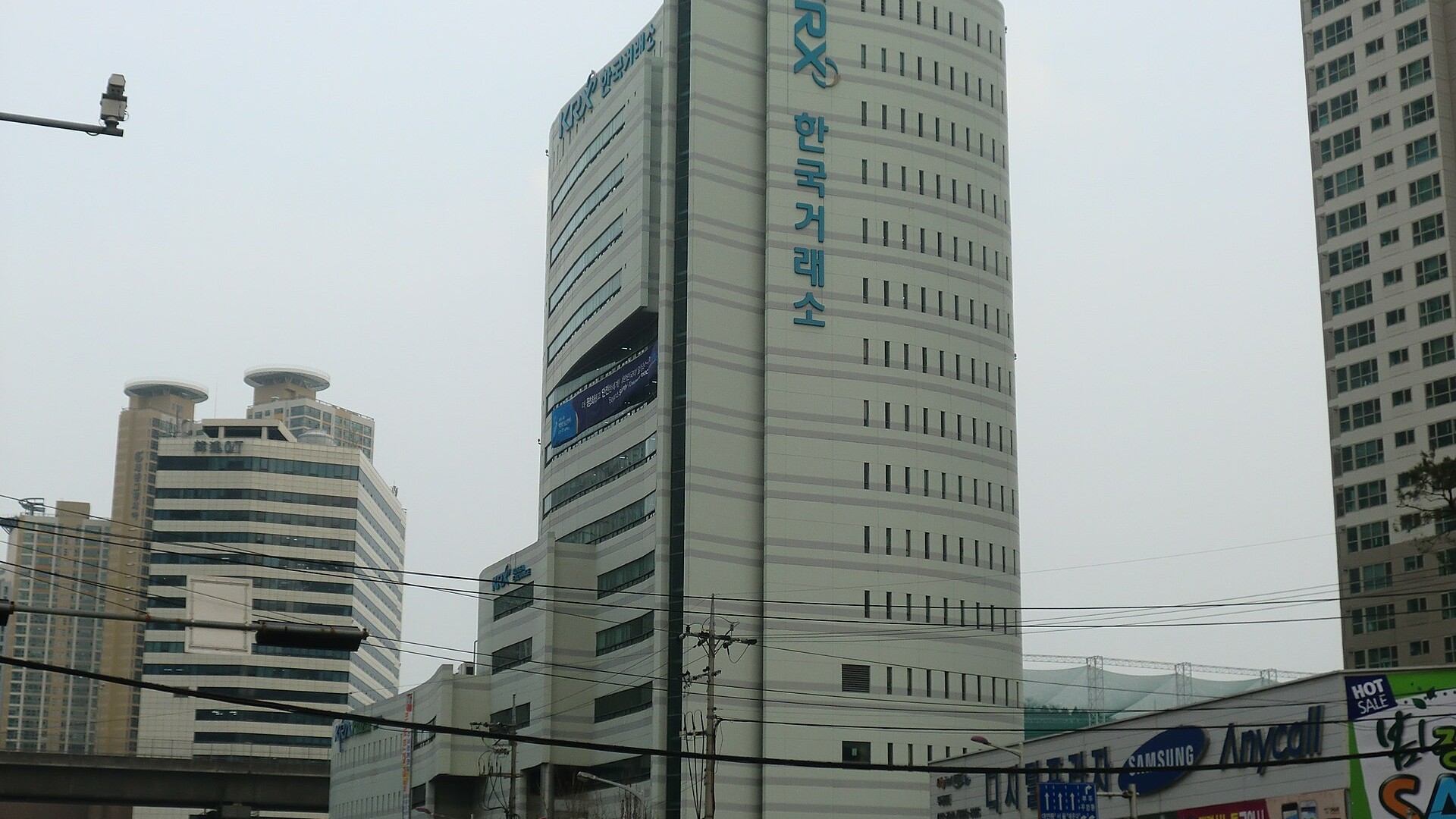 여의도 한국거래소 건물 전경, HLB 리픽투 FDA 소식에 코스닥 시장이 주목받고 있습니다