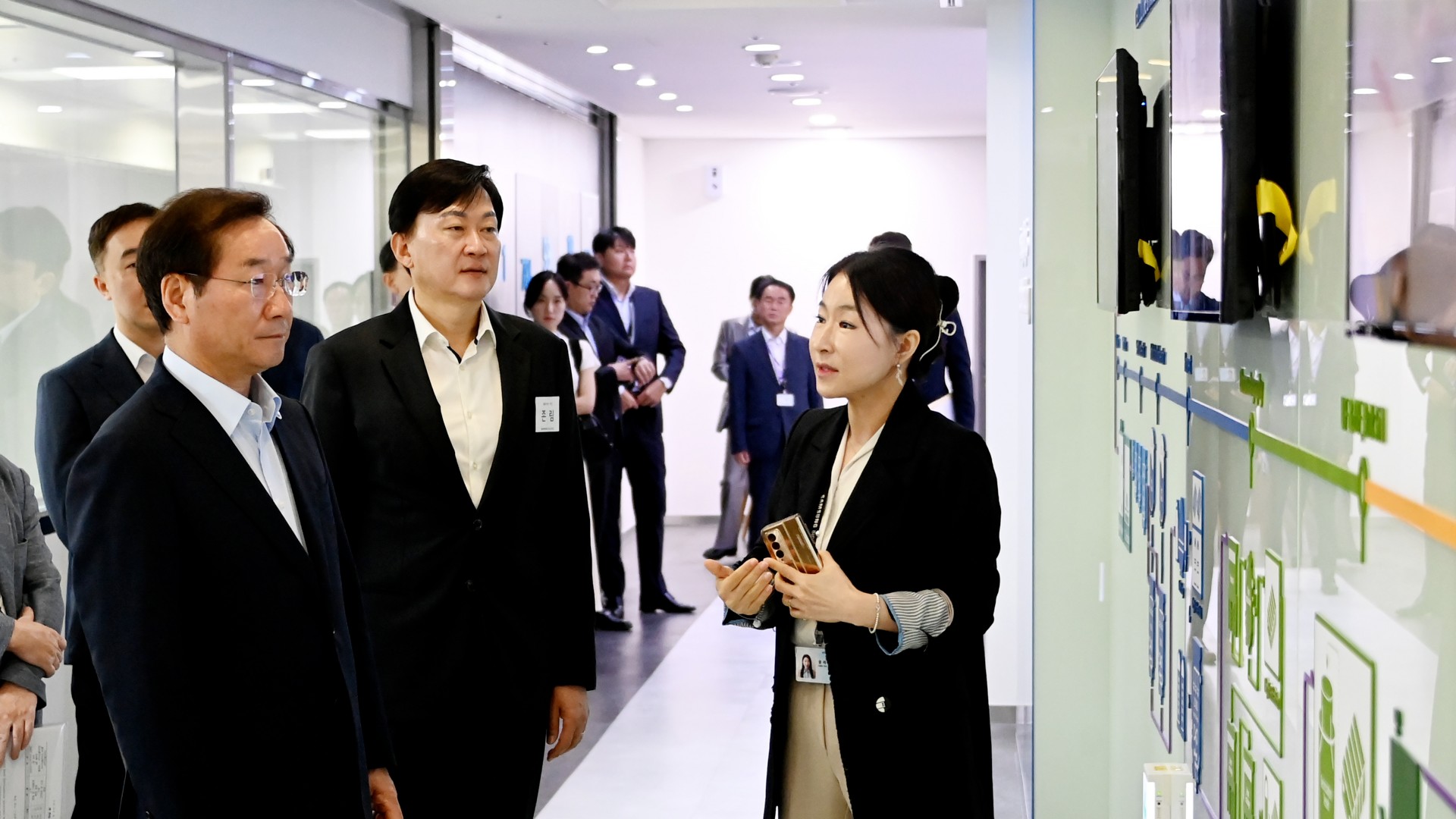 삼성바이오로직스 인천 공장을 방문한 관계자들, 국내 바이오 생산 역량을 보여주는 현장
