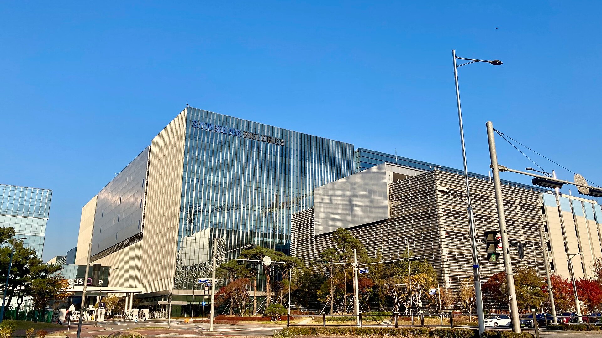 인천 송도 첨단대로에 위치한 삼성바이오로직스 사옥, 국내 바이오 산업의 중심지