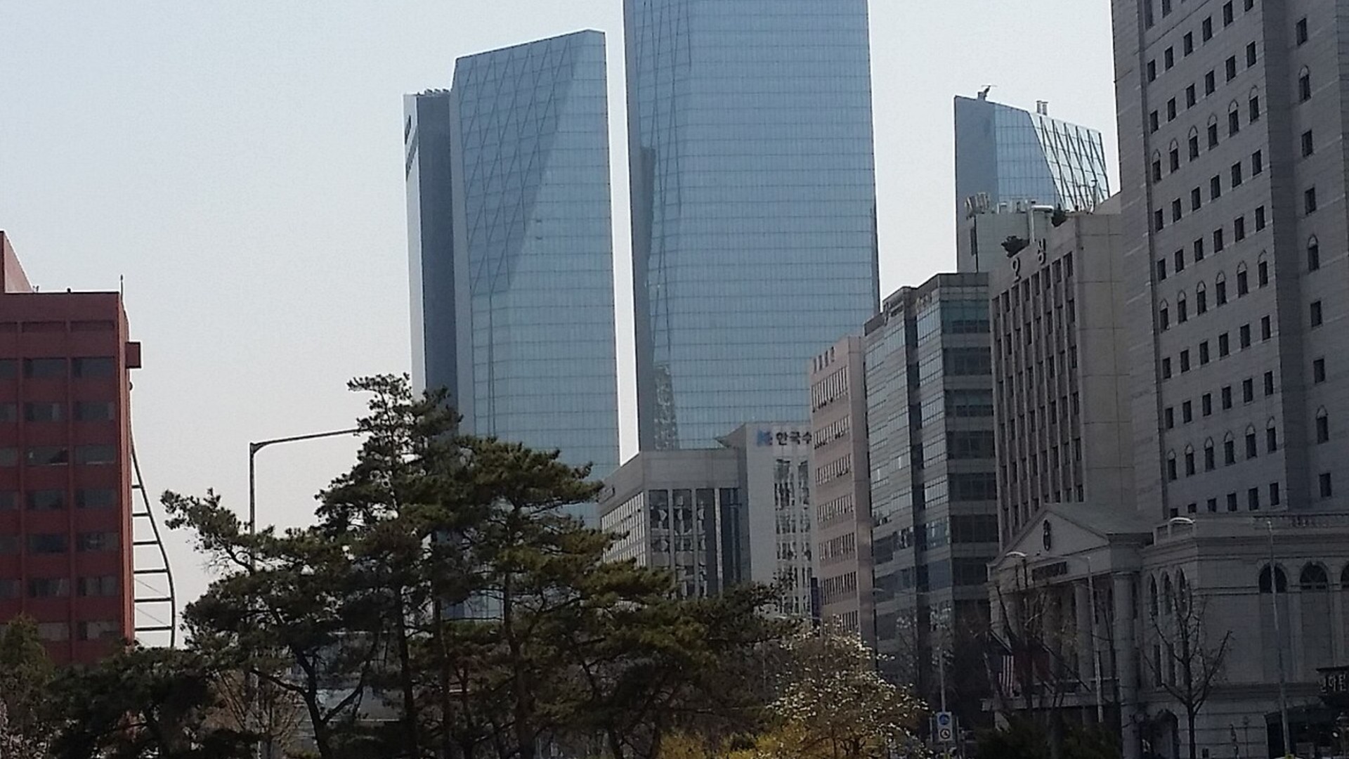 여의도 IFC서울 야외 광장에서 바라본 금융가 전경