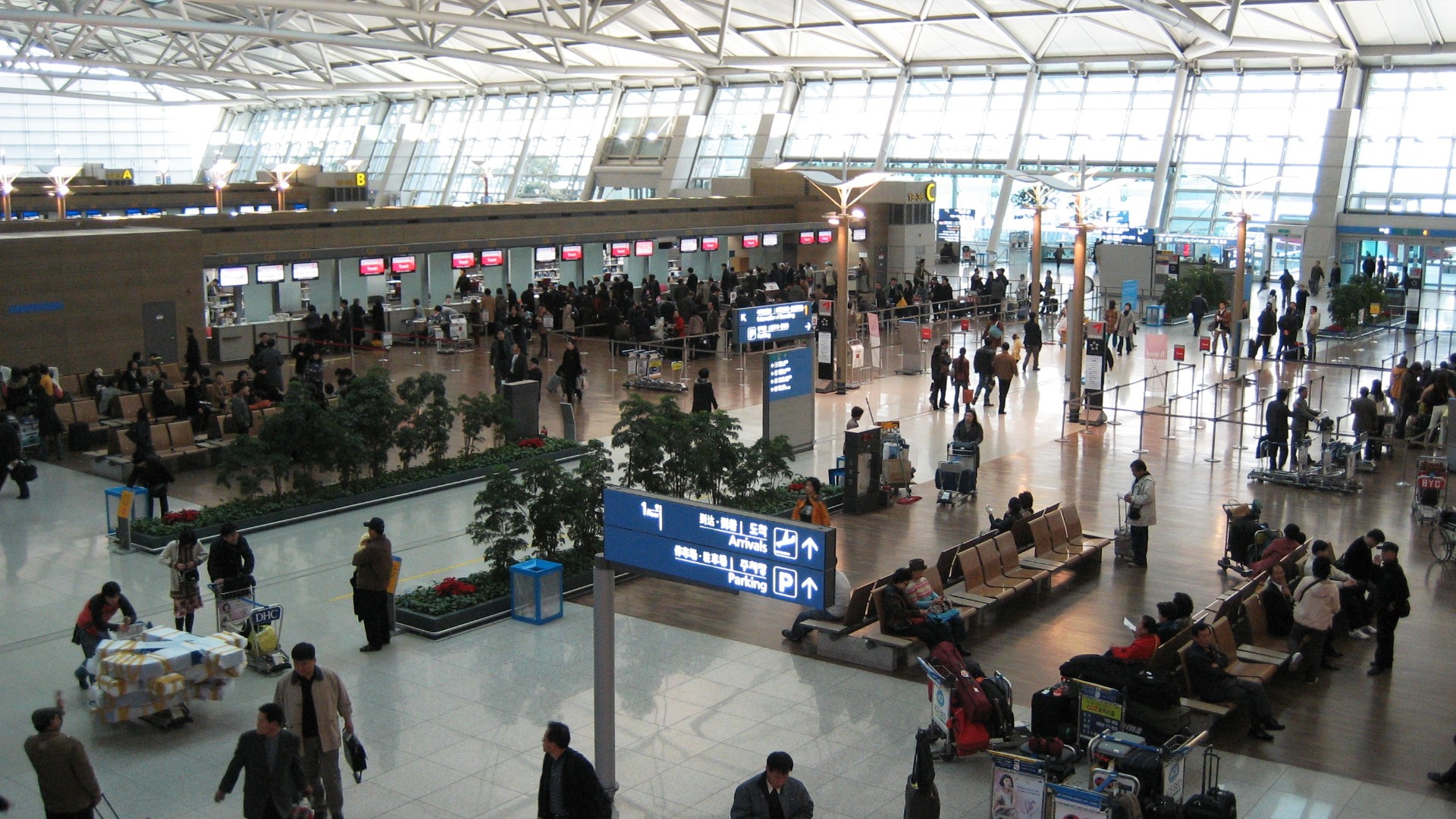 인천국제공항 출국장 체크인 카운터 모습