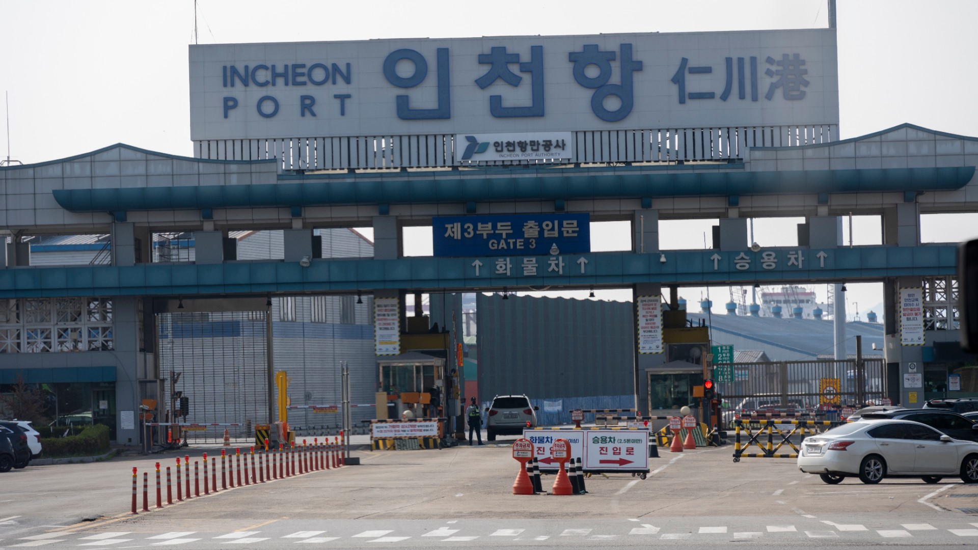 인천항 컨테이너 부두, 반도체 수출 급증 현장