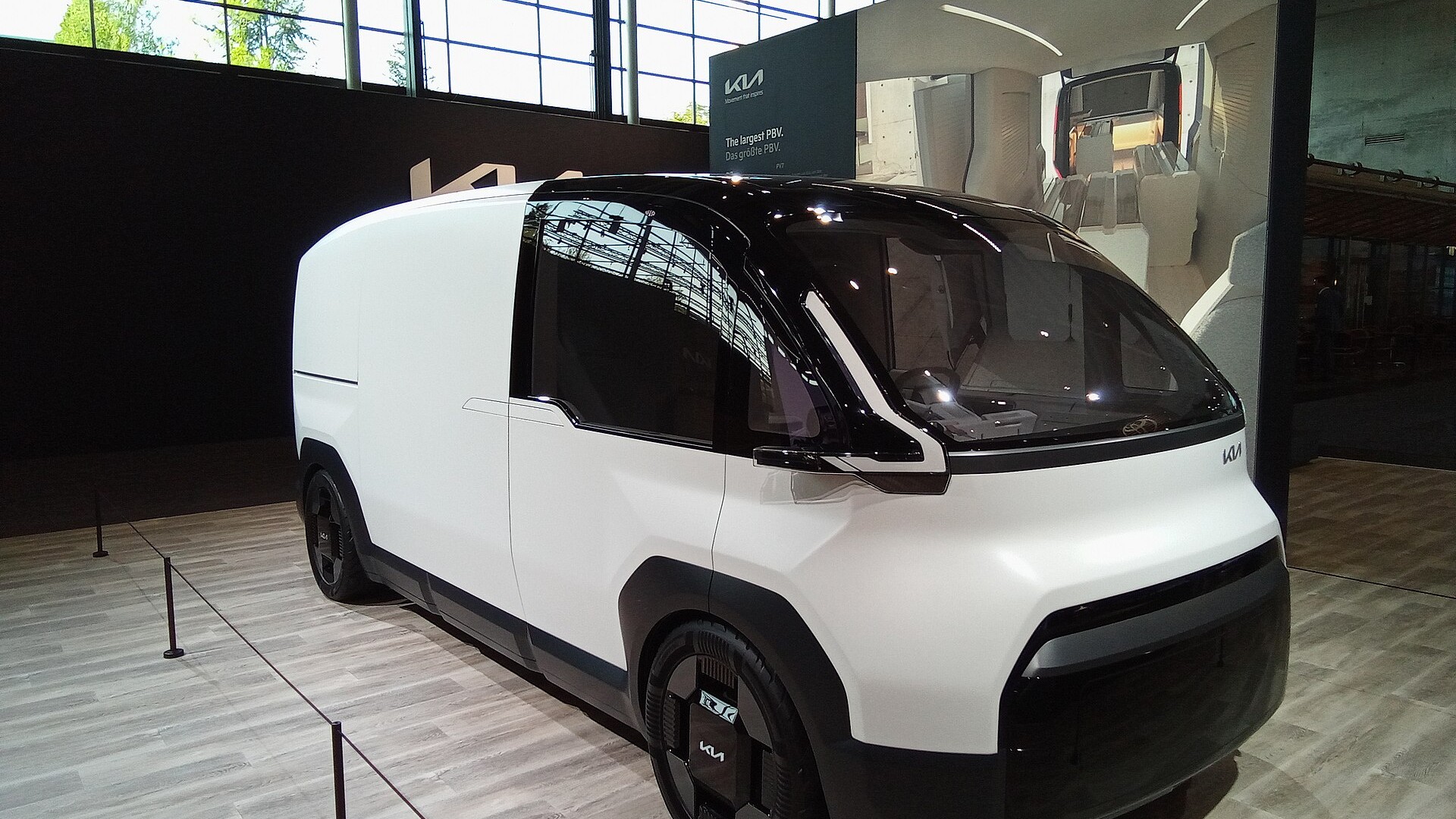 IAA 트랜스포테이션에 전시된 기아 PV7 콘셉트 측면 모습