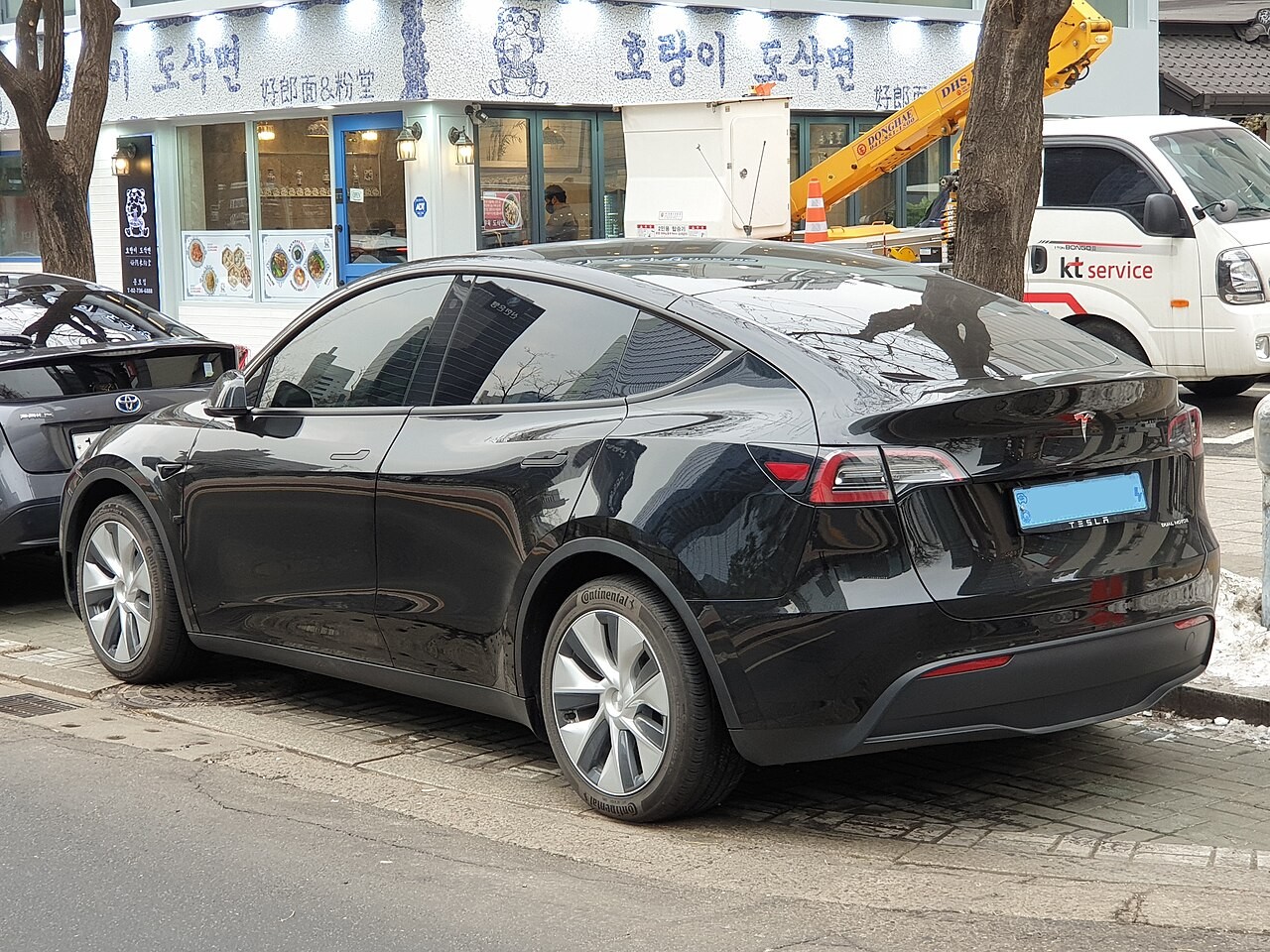 국내에서 촬영된 테슬라 모델Y 후면부, 상대적으로 짧은 차체를 보여주는 모습