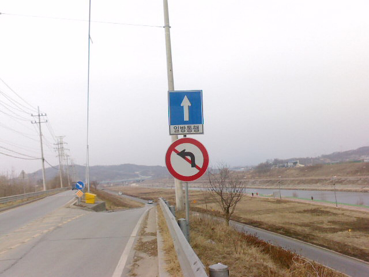 일방통행과 좌회전 금지를 알리는 한국 교통 표지판