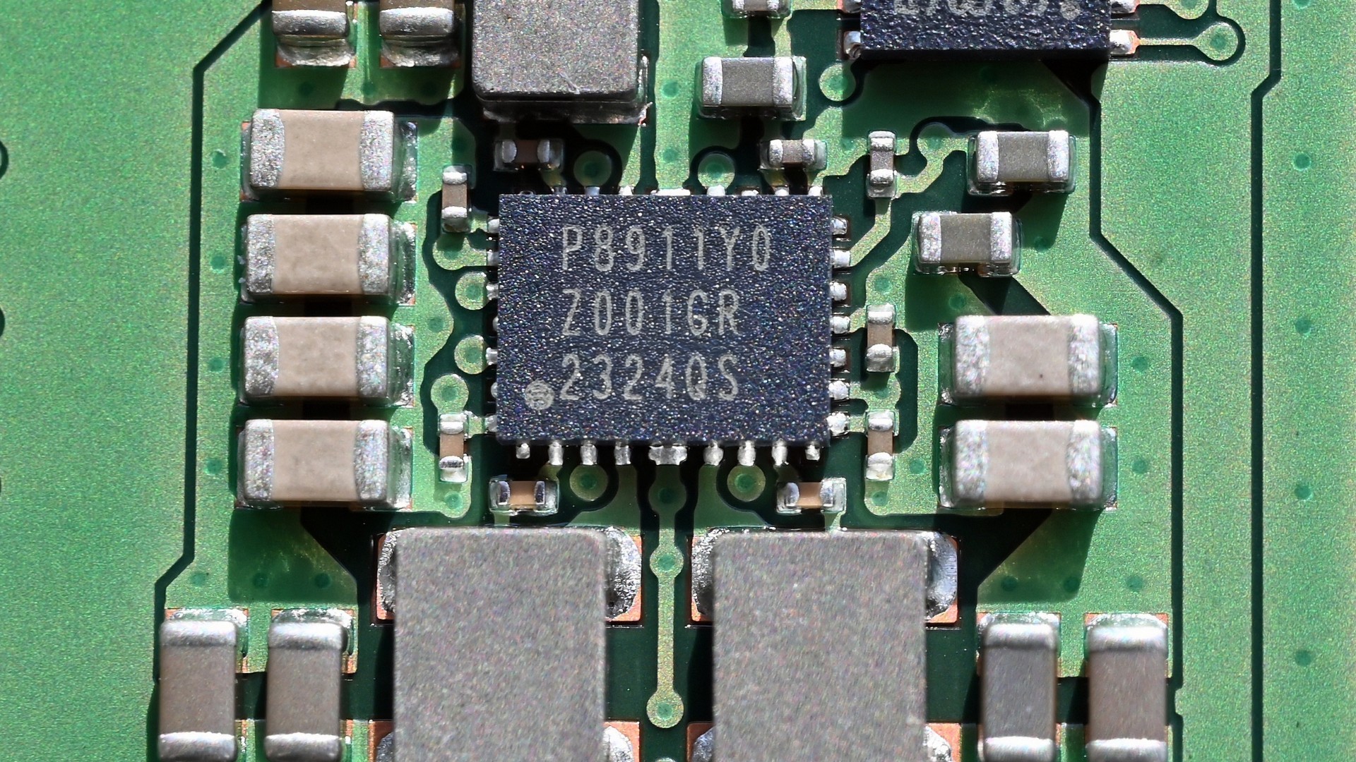 SK하이닉스 DDR5 메모리에 탑재된 PMIC 칩 클로즈업 사진