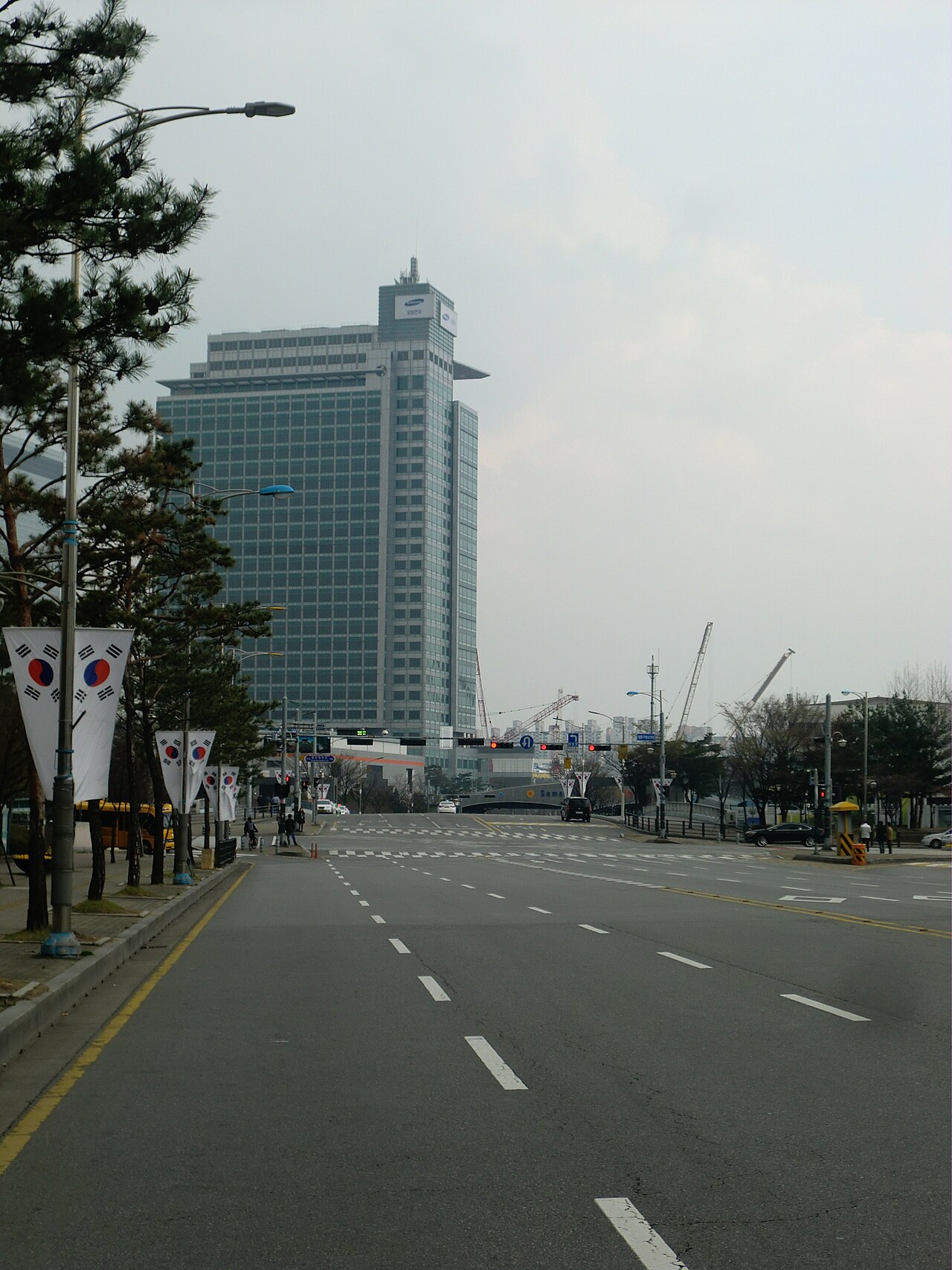 경기도 수원시에 위치한 삼성전자 본사 사옥 전경