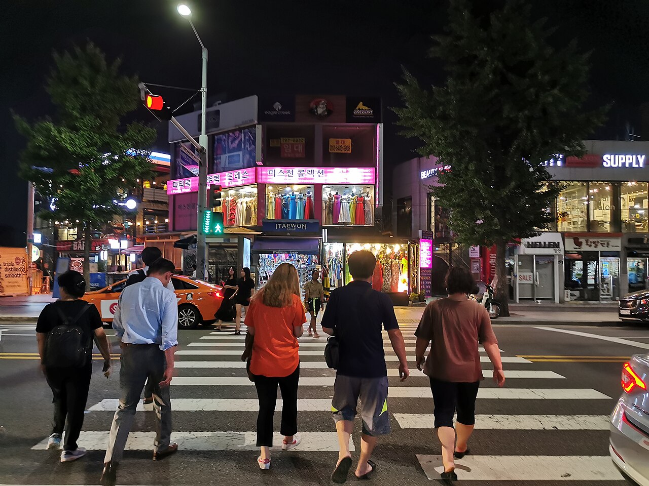 서울 시내 횡단보도와 신호등이 있는 교차로 전경