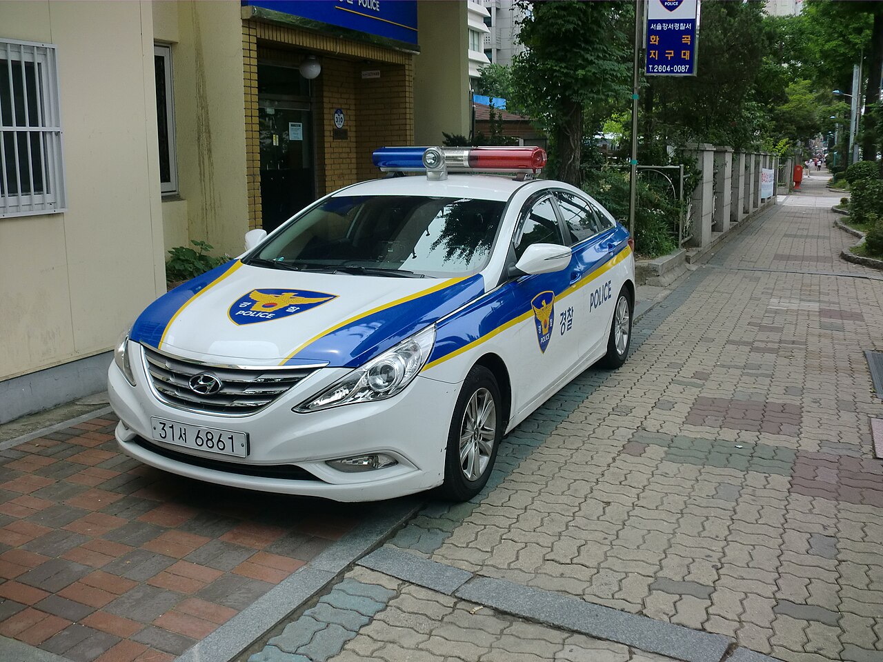서울 강서경찰서 소속 순찰차, 우회전 단속을 상징하는 이미지