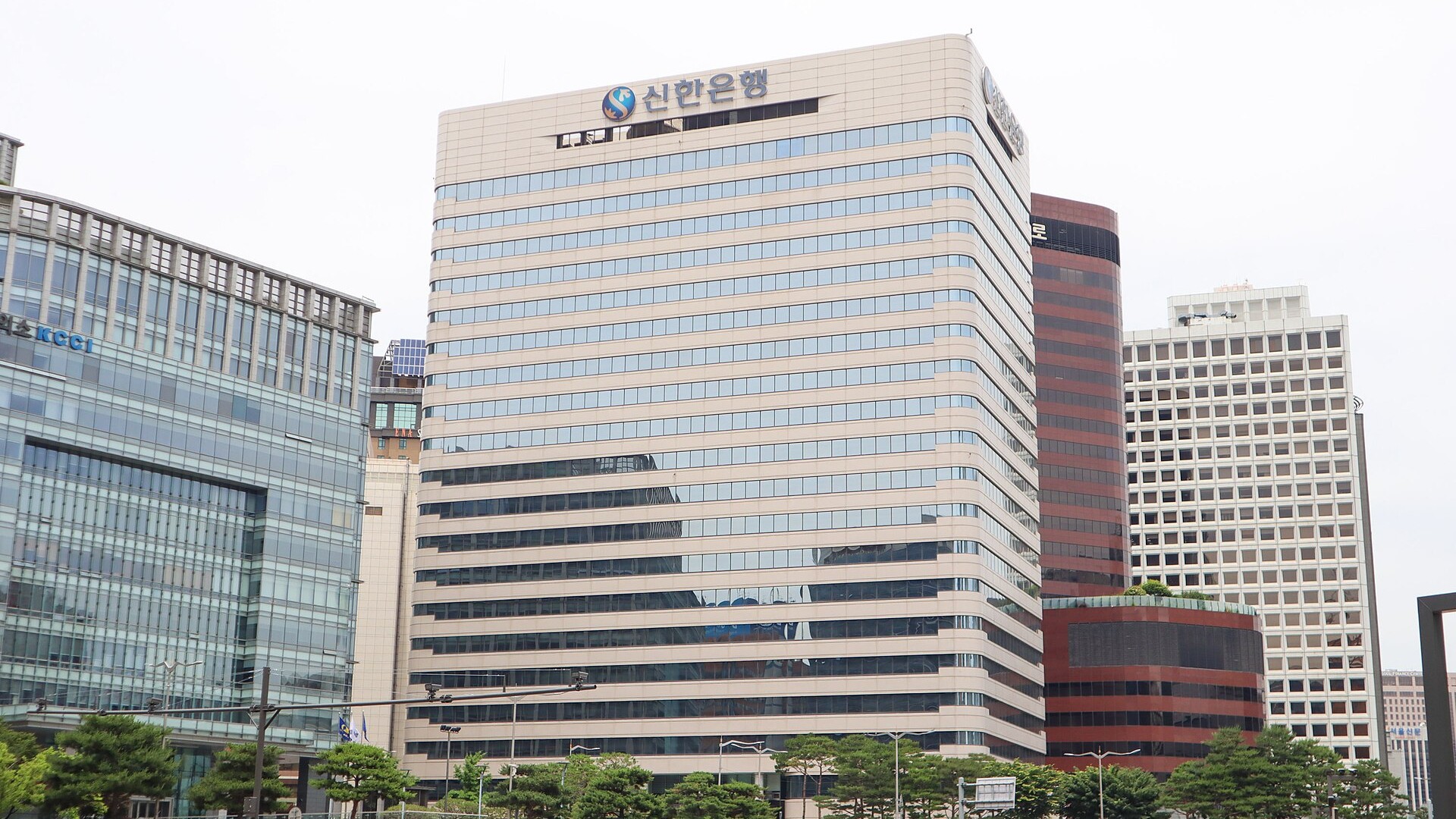 신한은행 지점 외관, 모두의 AI 금융 파트너