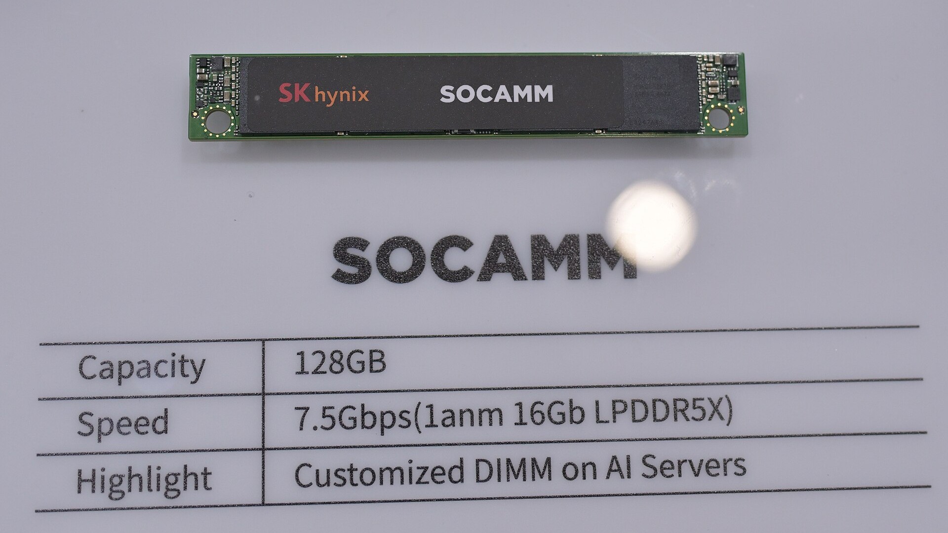 SK하이닉스가 공개한 차세대 반도체 모듈 SOCAMM 실물