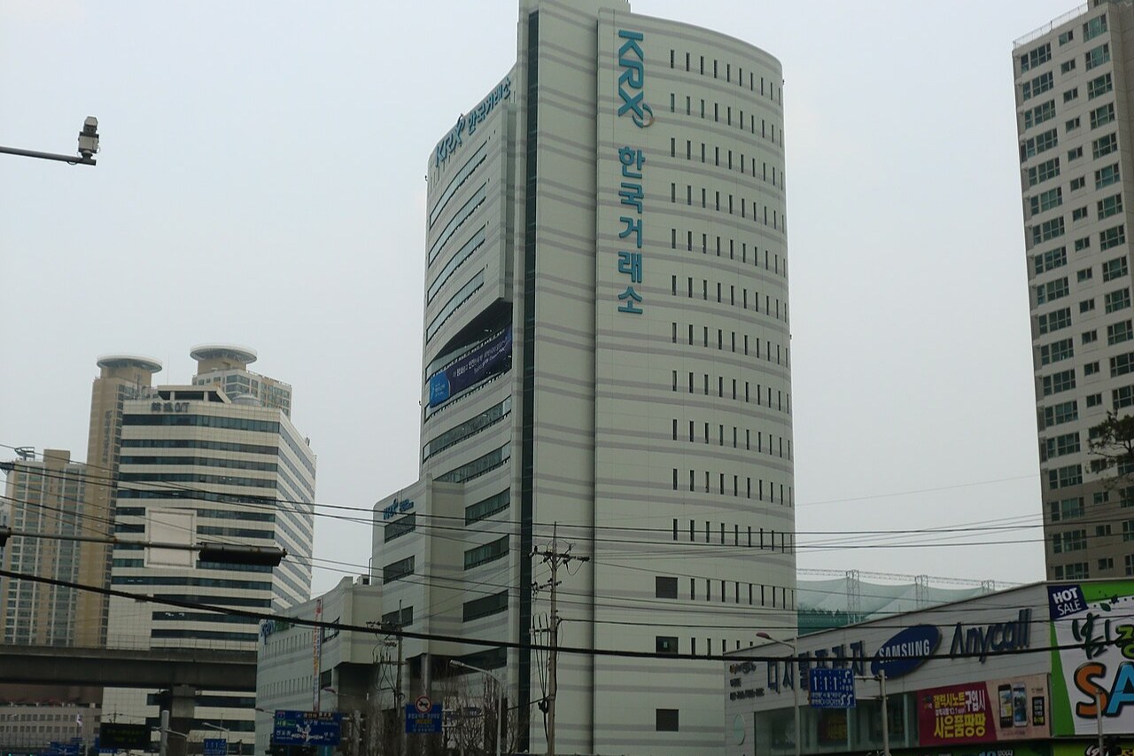 부산 한국거래소 건물 전경, 코스피 급락 당일 증시 상황을 상징하는 모습