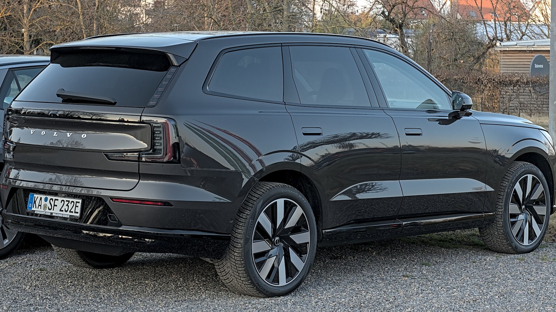 볼보 EX90의 준대형 전기 SUV 차체 라인을 담은 사진
