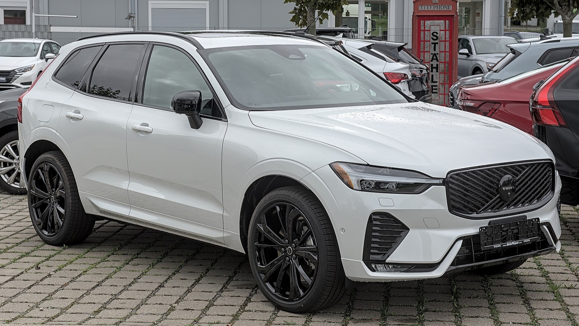 볼보 XC60 페이스리프트 모델 전면 디자인, 새로워진 헤드램프 그래픽