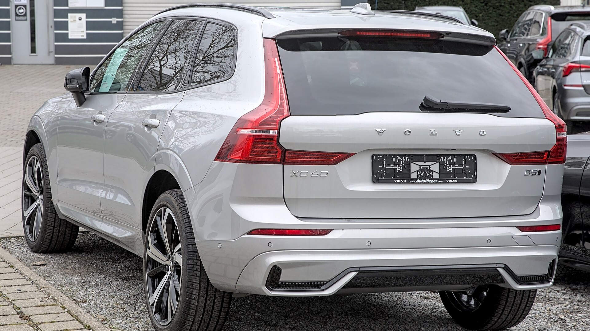 볼보 XC60 신형 그릴과 범퍼 디자인, PHEV 배터리 용량이 확대된 모델