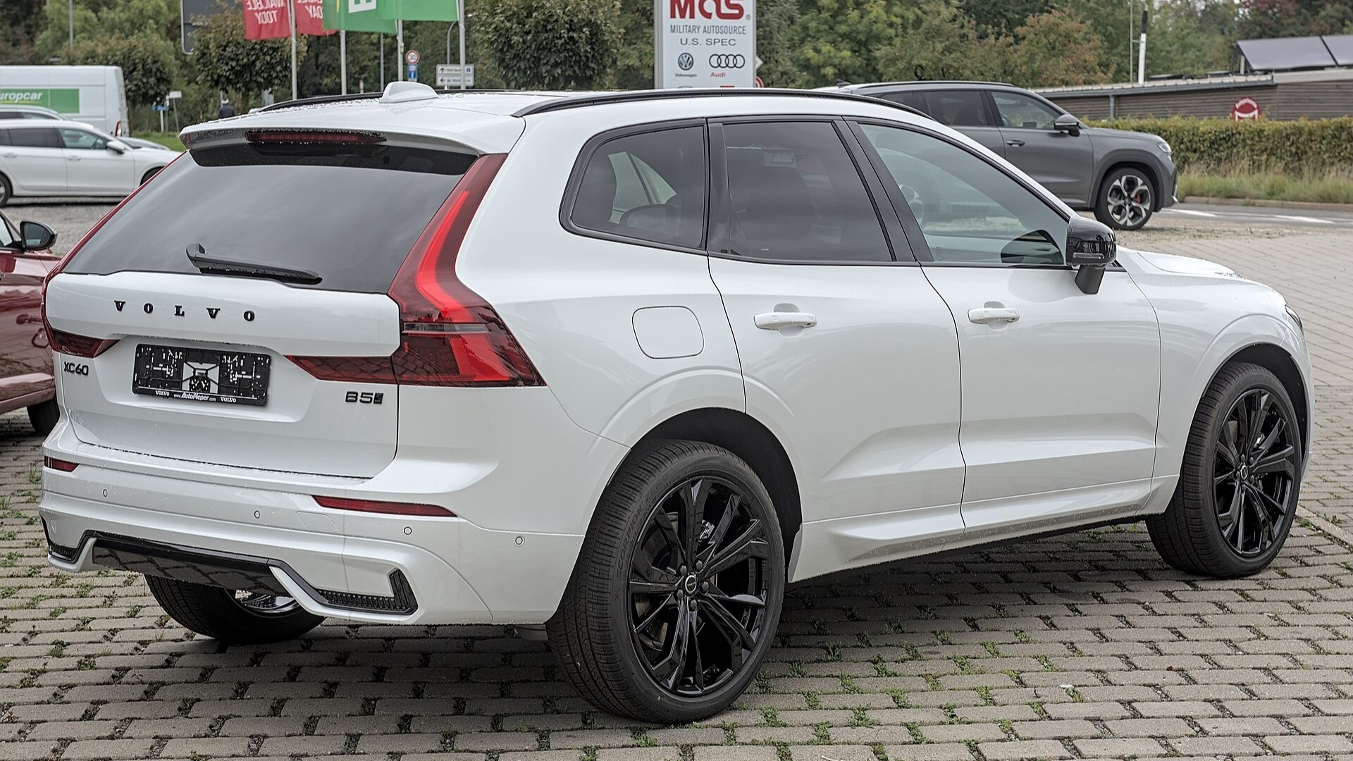 볼보 XC60 페이스리프트 측면 라인, 전기 주행거리 200km로 늘어난 PHEV 모델