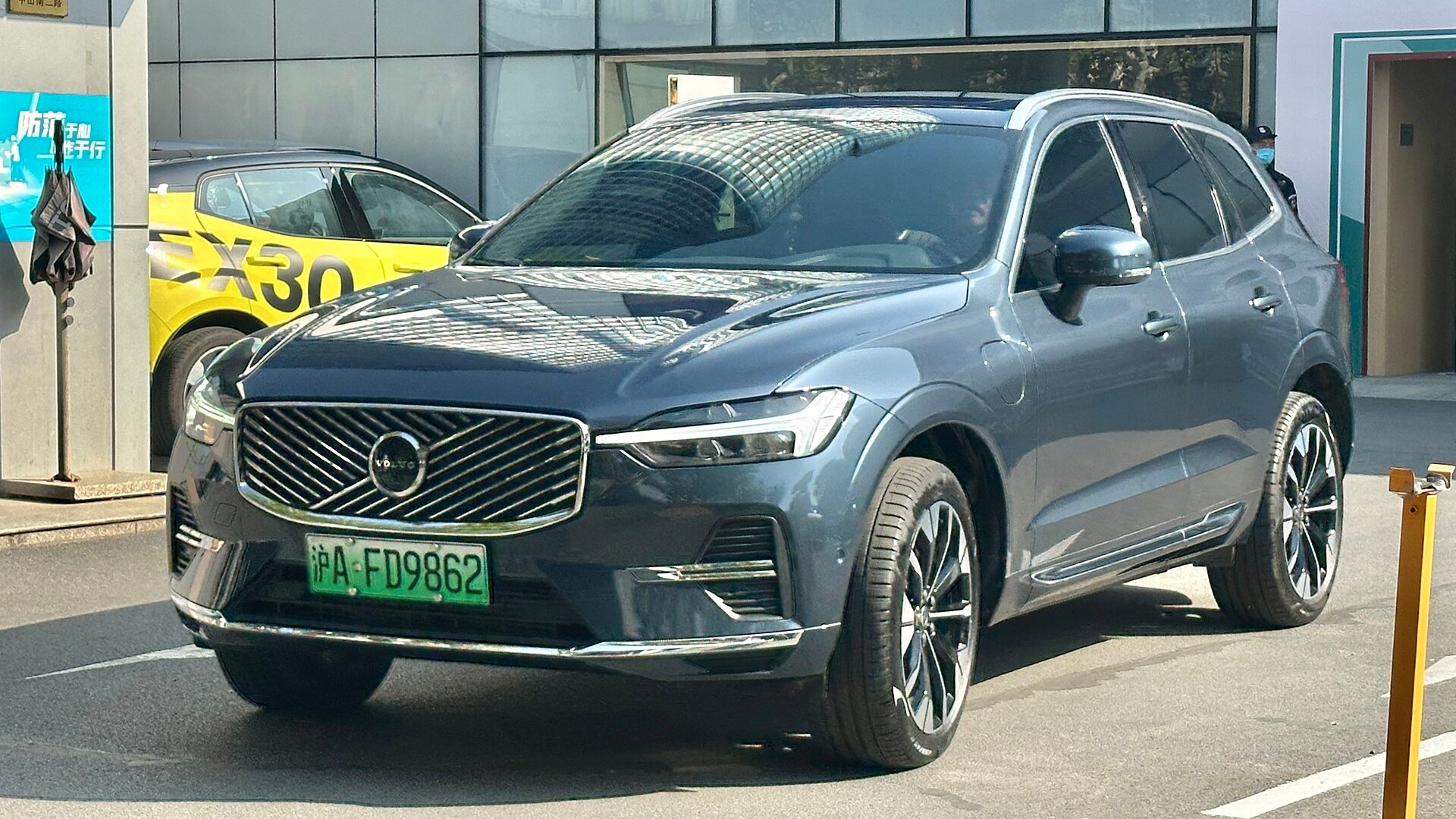 볼보 XC60 2025년 페이스리프트 모델, 새단장한 디자인 디테일