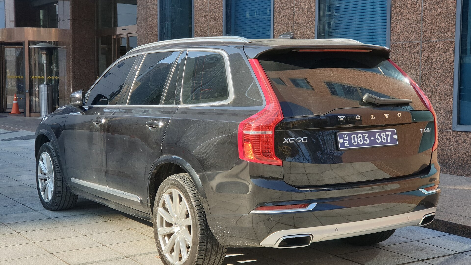 서울에서 촬영된 볼보 XC90, 국내 프리미엄 SUV 시장에서의 볼보 입지