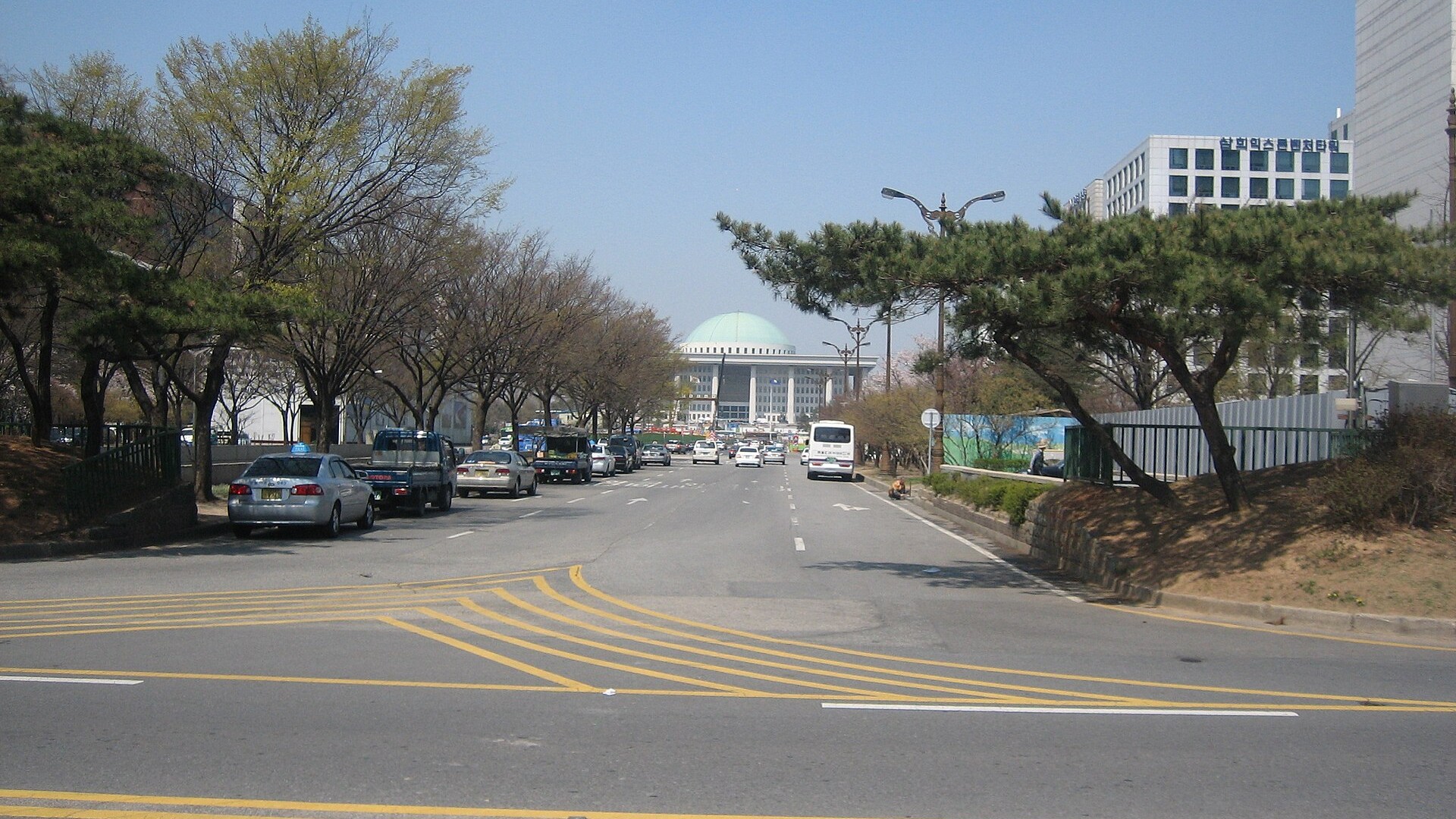 여의도 금융가 인근에 위치한 국회의사당 전경