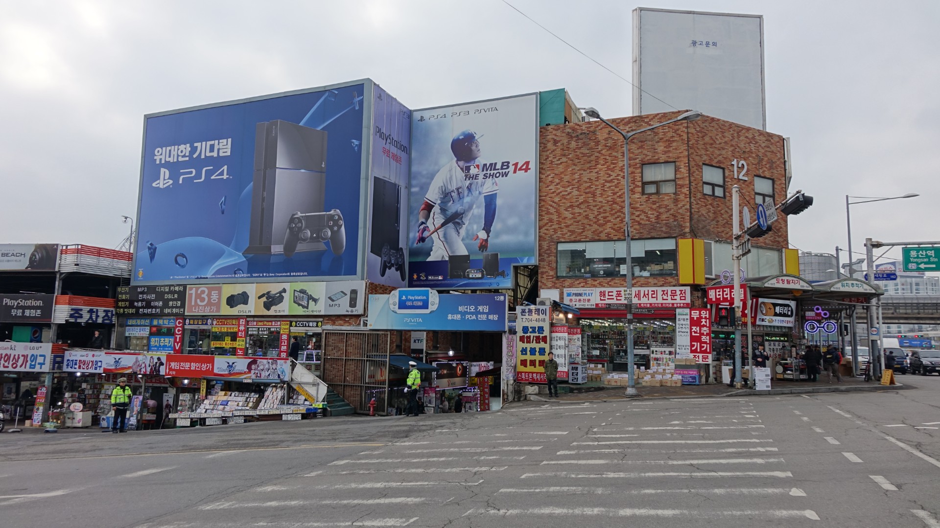 용산전자상가 거리 풍경, 노트북 가격 인상 체감하는 소비자들