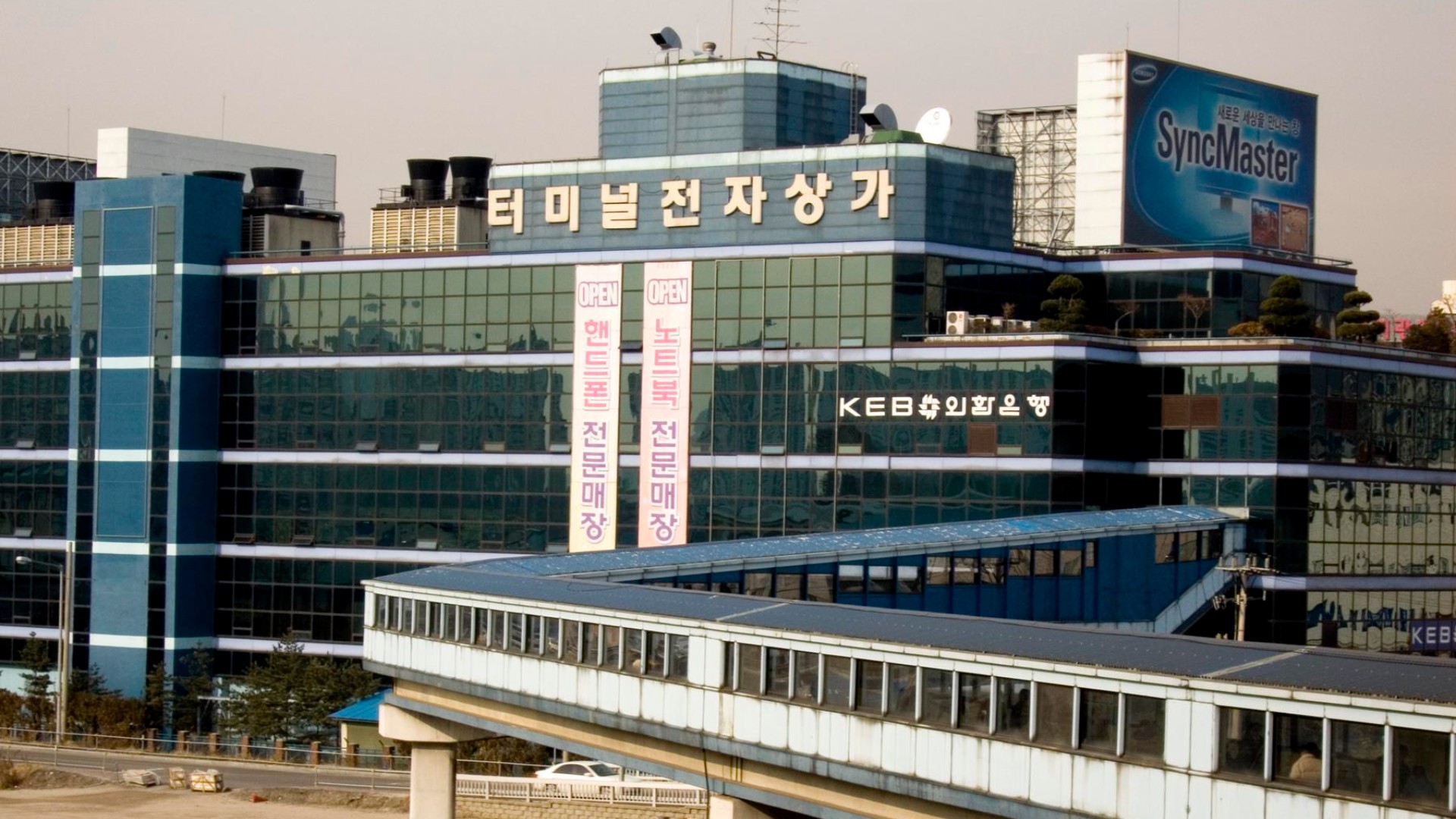 스마트폰 매장이 밀집한 서울 용산 터미널 전자상가