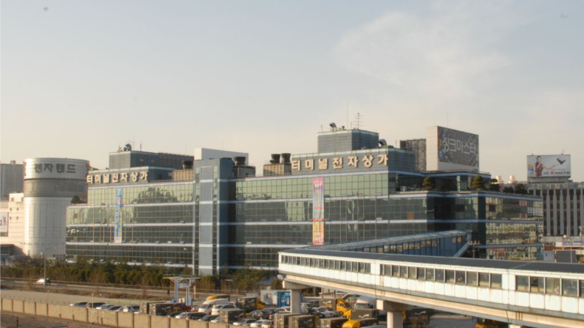 휴대폰과 전자기기를 판매하는 용산 전자상가 매장 내부