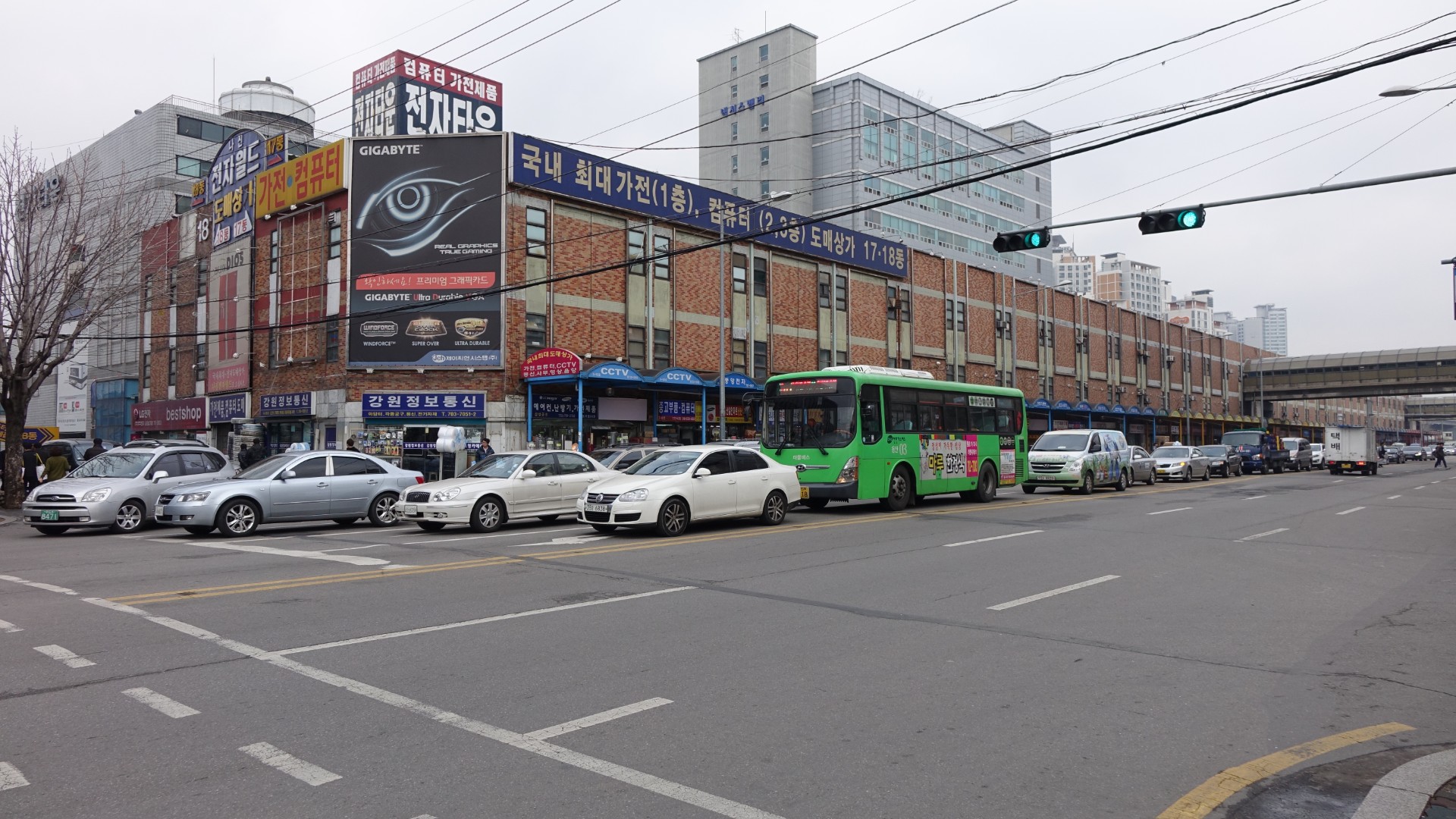 노트북 판매 매장이 모여 있는 용산전자상가 골목